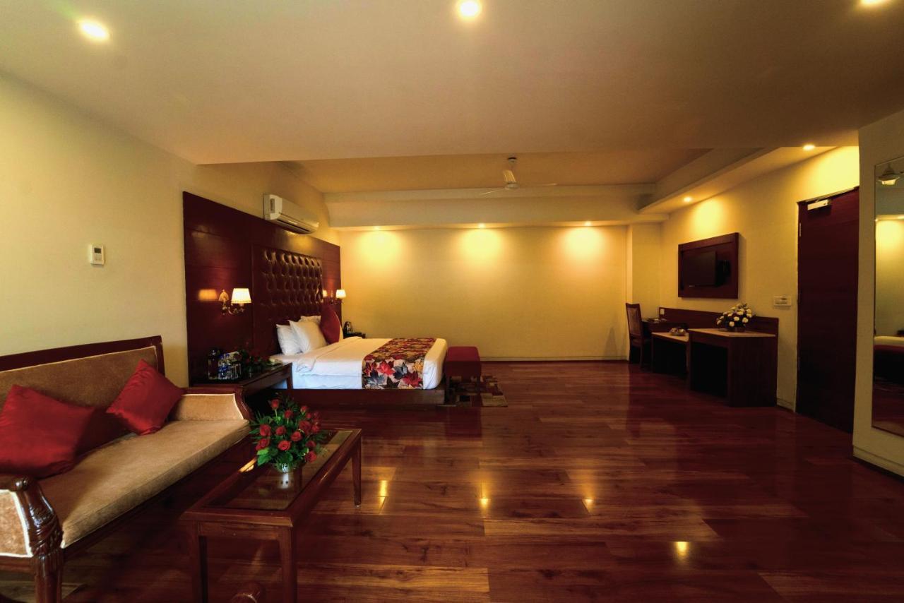 सहारा The Allure Grand - A Riverside And 4*