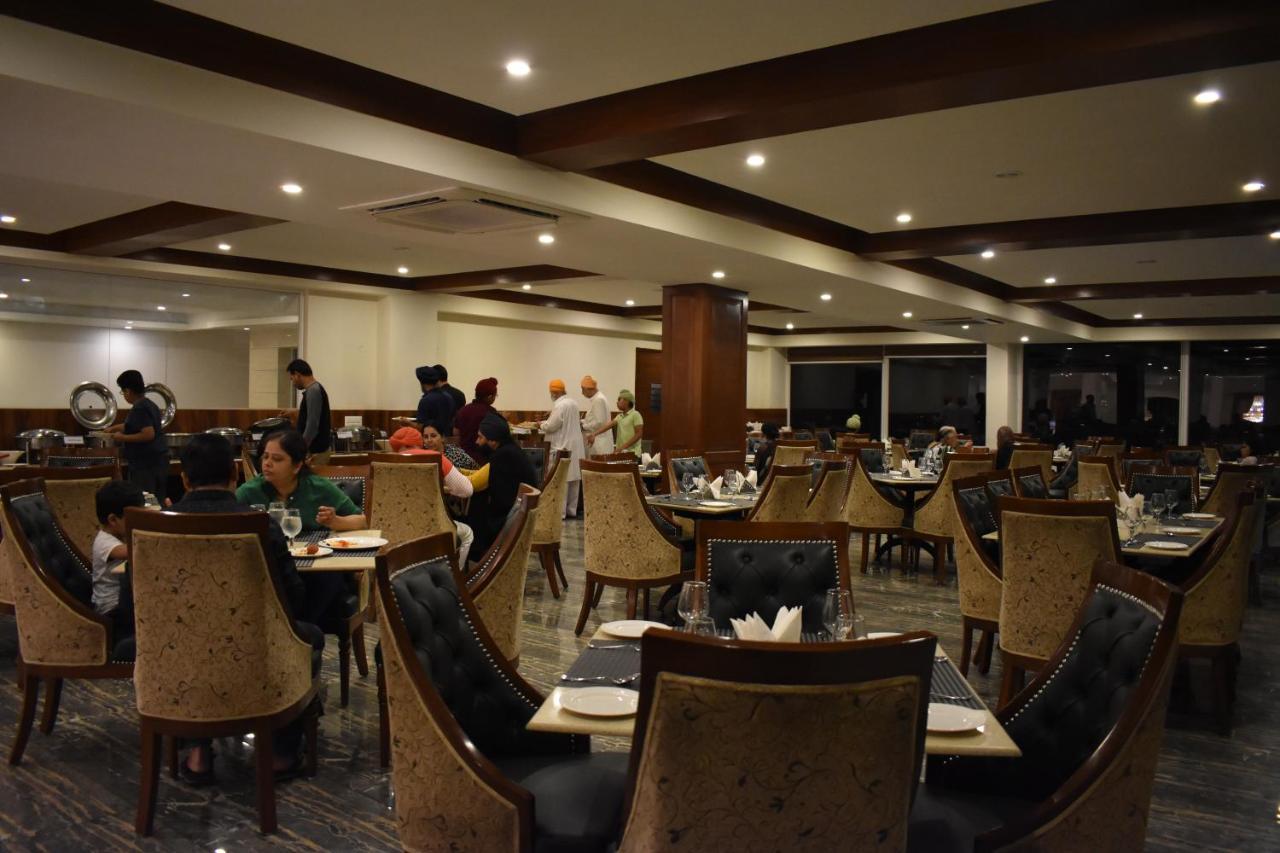 The Allure Grand - A Riverside And सहारा 4*